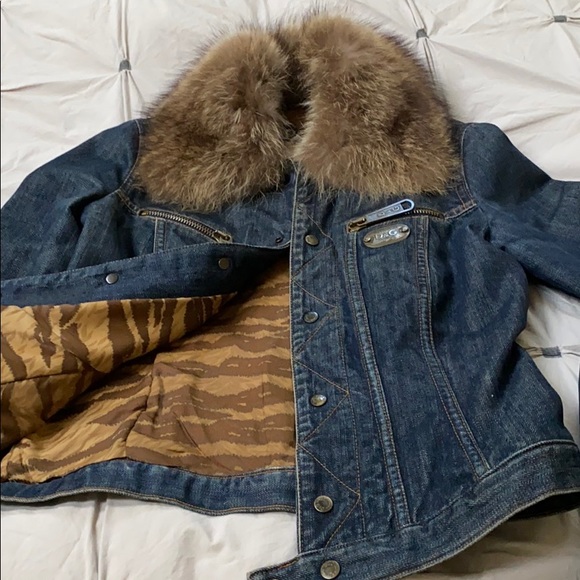 D&G (Dolce & Gabbana) Vintage denim jacket with genuine fur detachable collar. - Picture 2 of 6